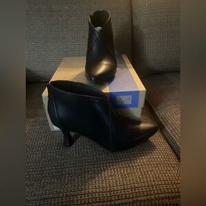 New in the Box Clarkes Leather Ankle Boots Size 10. Kataleyna Joy Style